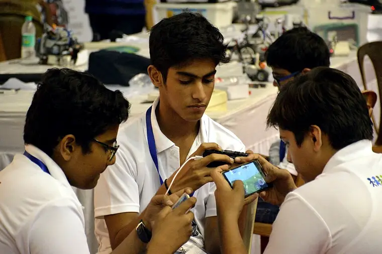 Students Play Mobile Game - Kolkata 2016-10-23 1582