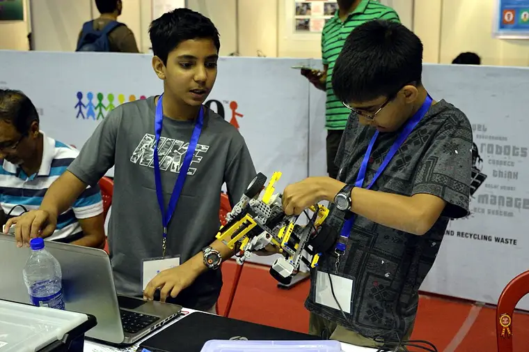 School Students Preparing Their Robot - Indian National Championship - WRO - Kolkata 2016-10-22 1101